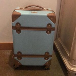 DVS Studio swivel rolling suitcase carry-on